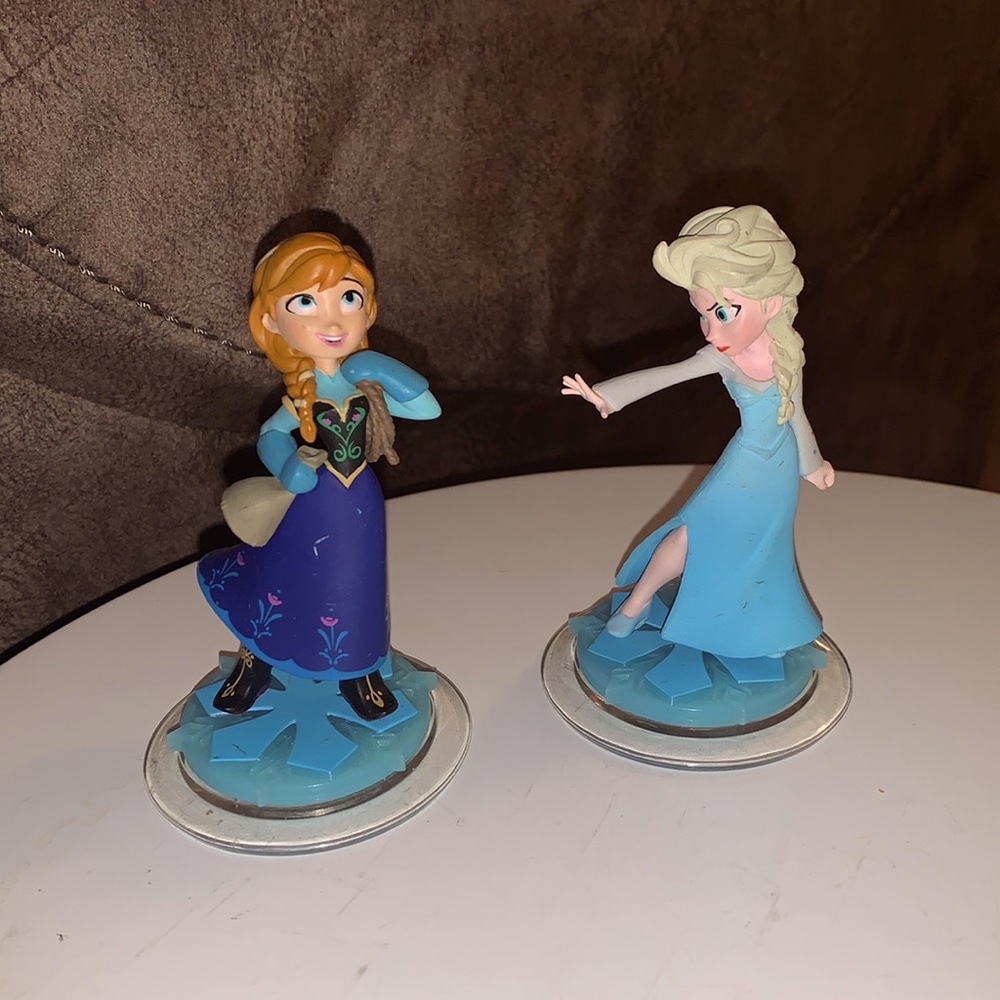 Disney infinity Frozen Elsa and Anna figures
